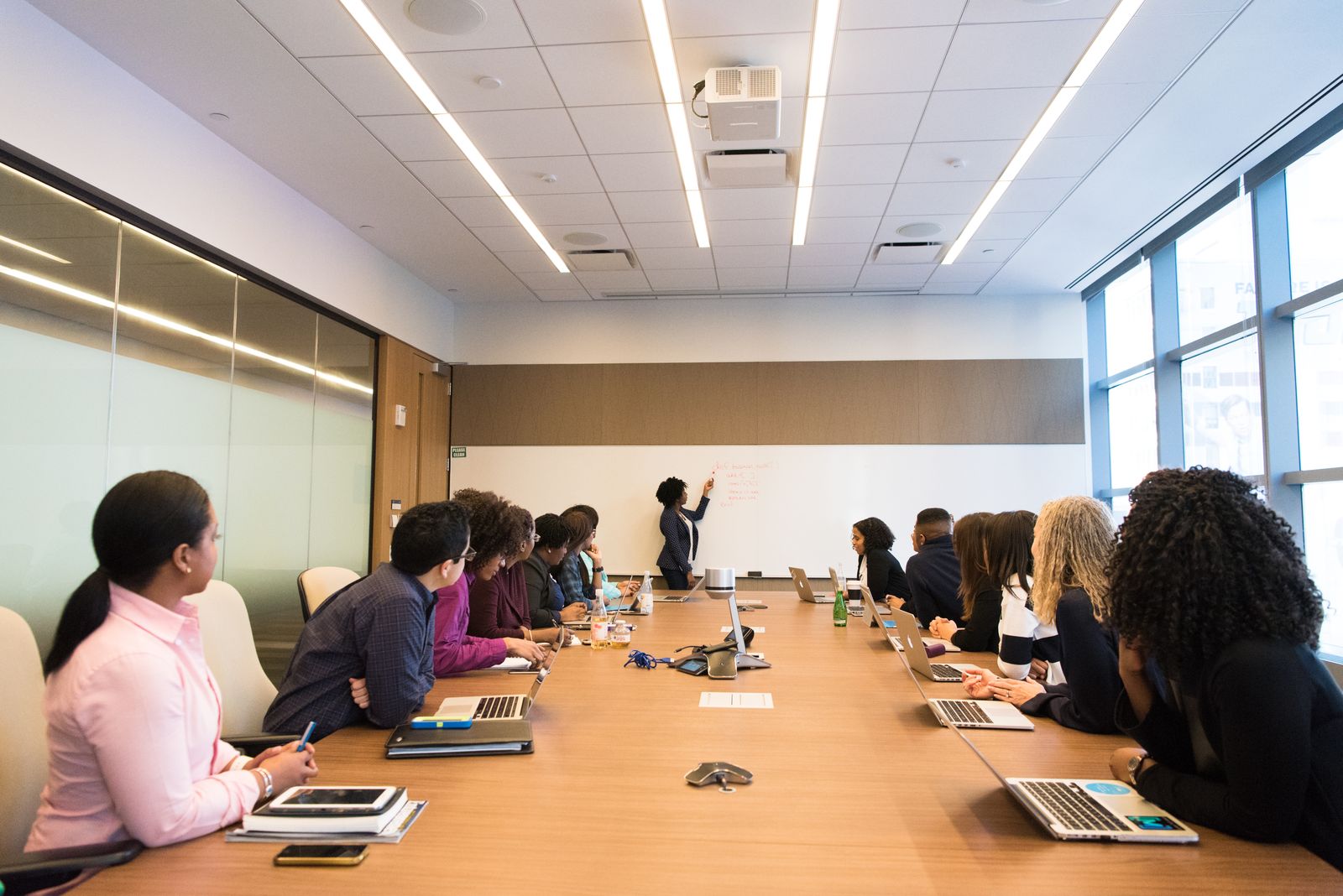 Événement professionnel en salle de conférence