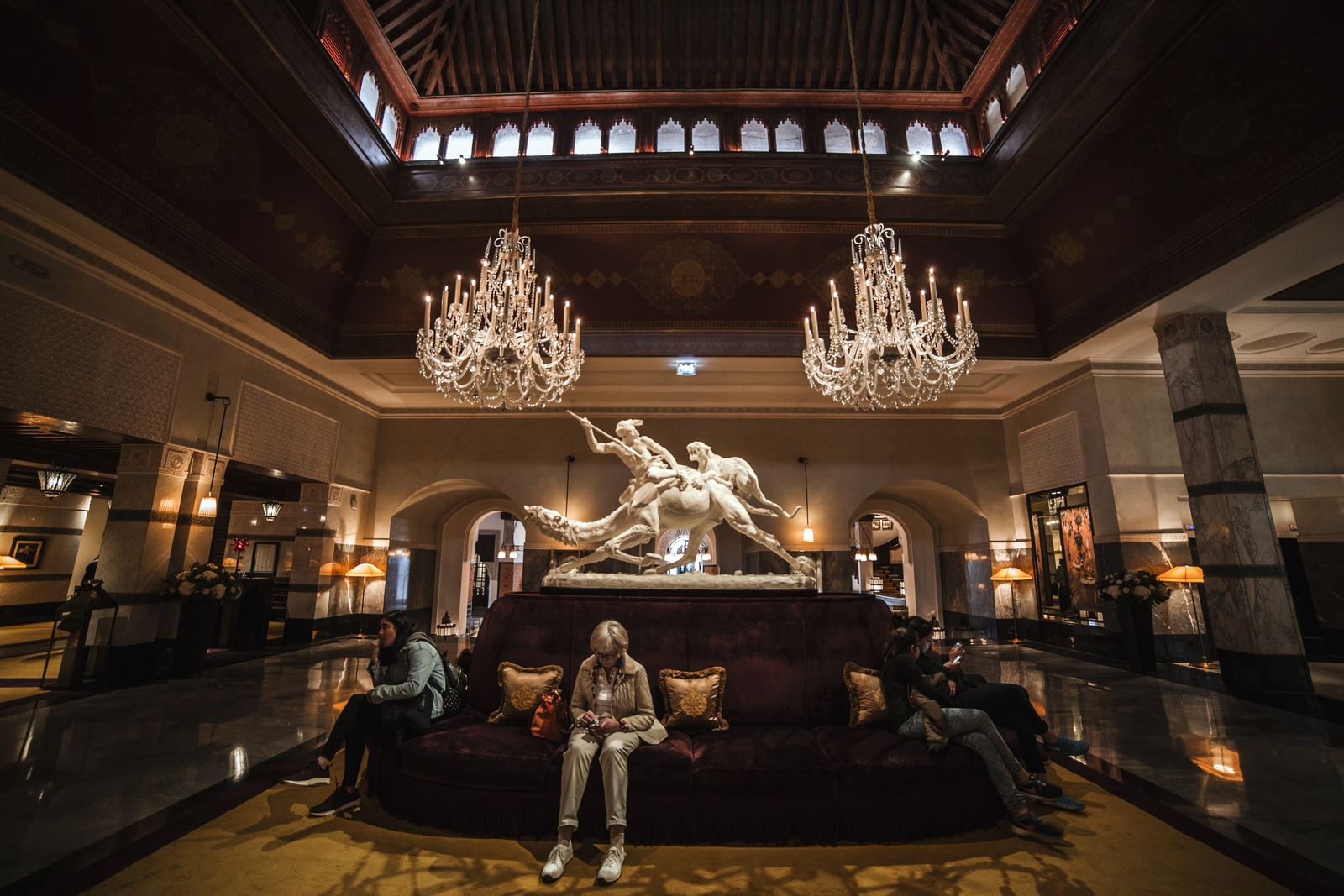 Hall d'accueil luxueux de l'hôtel